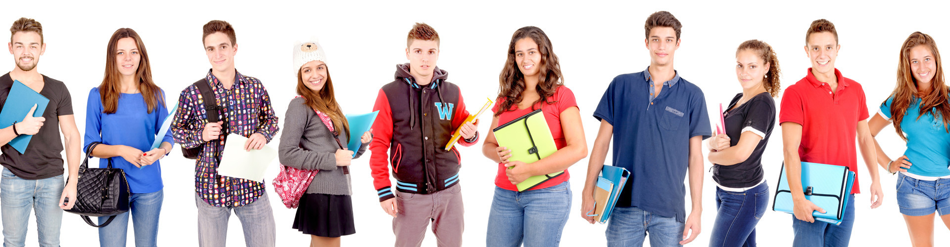 Zehn Schülerinnen und Schüler stehen nebeneinander und halten Schulsachen in den Händen